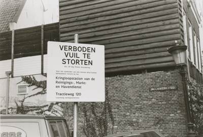 861305 Afbeelding van het bord 'VERBODEN VUIL TE STORTEN', bij het 'gat' naast het pand Jacobskerkhof 1 (achtergrond) ...